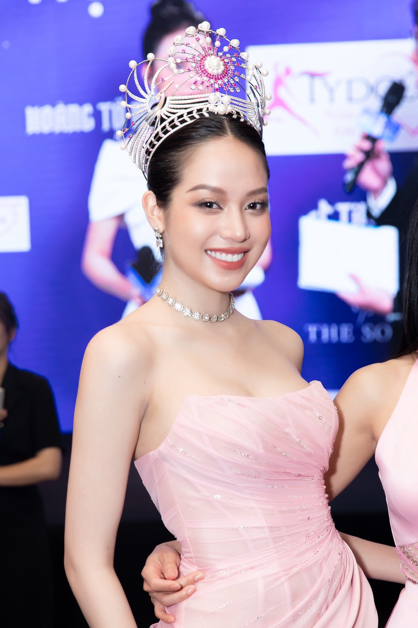 'Vũ trụ mỹ nhân' đổ bộ thảm đỏ: Mai Phương cùng dàn hậu gen Z đọ sắc 'căng đét', Thanh Thủy và Kiều Loan lộ diện gây chú ý - Ảnh 9.