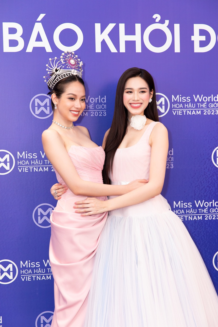 'Vũ trụ mỹ nhân' đổ bộ thảm đỏ: Mai Phương cùng dàn hậu gen Z đọ sắc 'căng đét', Thanh Thủy và Kiều Loan lộ diện gây chú ý - Ảnh 8.