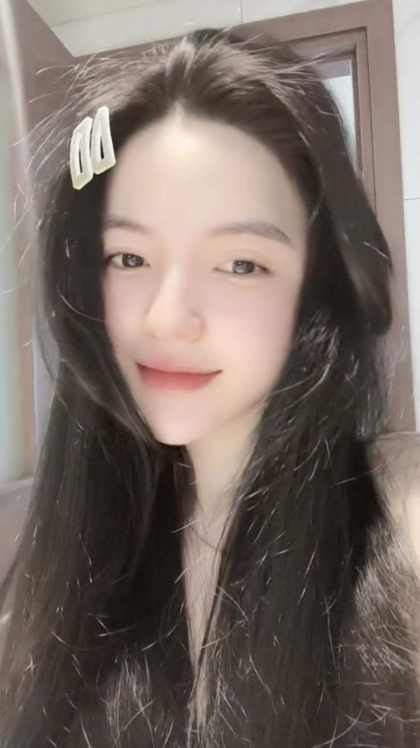 Bạn gái khoe túi hàng hiệu 130 triệu được Quang Hải mua tặng, nói điều triết lý nhưng bị hater "chê" - Ảnh 2.