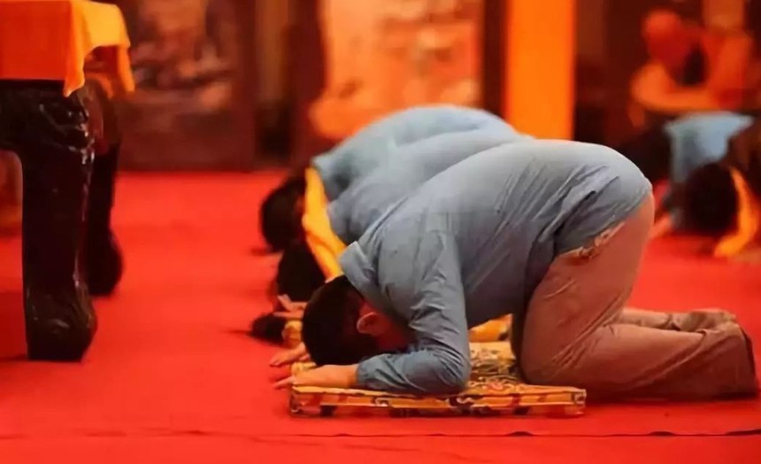 "Thắp ba nén hương, ước chục triệu": Giới trẻ Trung Quốc đua nhau lên chùa dâng hương, chăm chỉ hơn cả đi học - Ảnh 2.