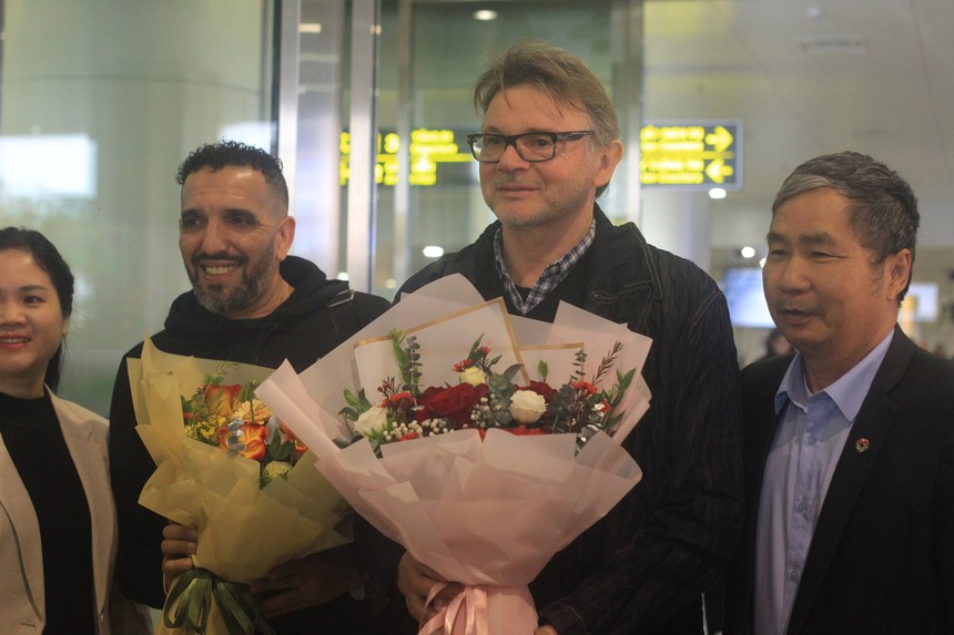 Bóng lăn trên bàn phím: U23 Việt Nam thi đấu kém, CĐV vẫn đặt niềm tin ào HLV Troussier ở SEA Games 32 - Ảnh 1. Bóng lăn trên bàn phím: U23 Việt Nam thi đấu kém, CĐV vẫn đặt niềm tin ào HLV Troussier ở SEA Games 32 - Ảnh 1.