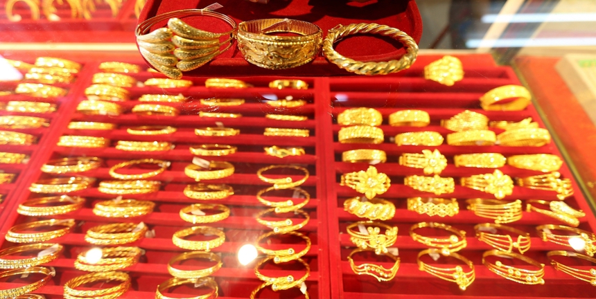 Giá vàng thế giới phiên 28/3 đi lên khi khi đồng USD yếu hơn - Ảnh 1.