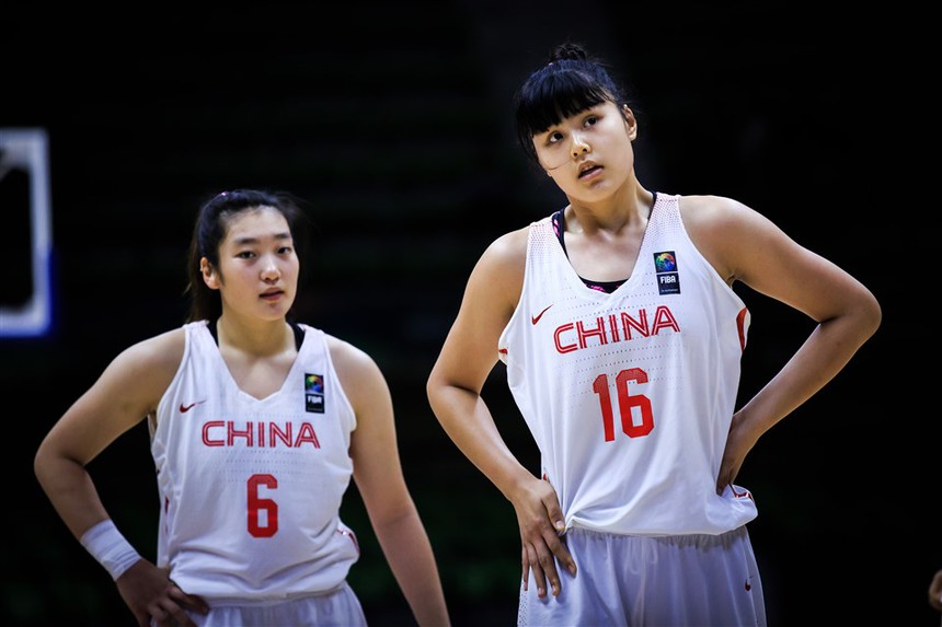 Sao bóng rổ 1m93 không ngờ vẫn lép vế chiều cao trước nữ 'phóng viên', bất ngờ với danh tính thực sự của cô gái - Ảnh 4. Sao bóng rổ 1m93 không ngờ vẫn lép vế chiều cao trước nữ 'phóng viên', bất ngờ với danh tính thực sự của cô gái - Ảnh 4.