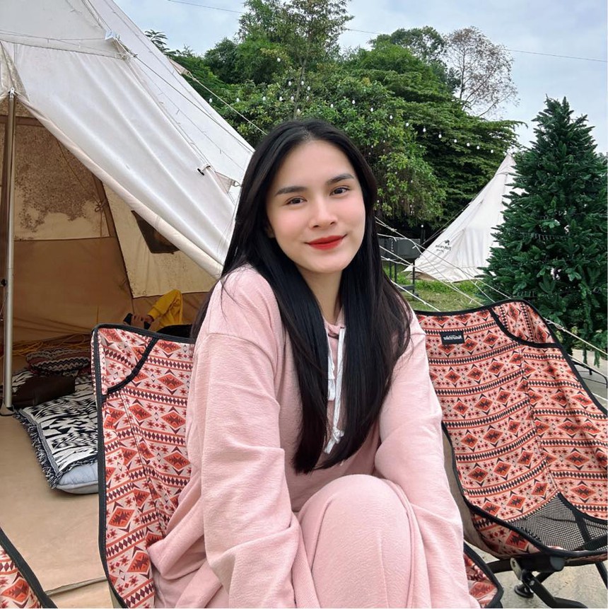 Cô gái bán quần áo thuê khiến đội trưởng ĐTVN theo đuổi bằng được, giờ ở nhà 10 tỷ, khen chồng “đáng đồng tiền bát gạo” - Ảnh 2.