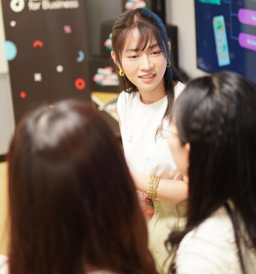 Từng nhiều lần bị chỉ trích về phong cách, Lê Bống nay xuất hiện với vai trò diễn giả - Ảnh 4.