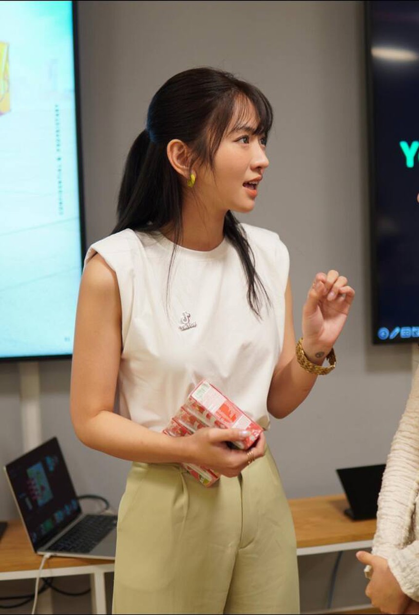 Từng nhiều lần bị chỉ trích về phong cách, Lê Bống nay xuất hiện với vai trò diễn giả - Ảnh 3.