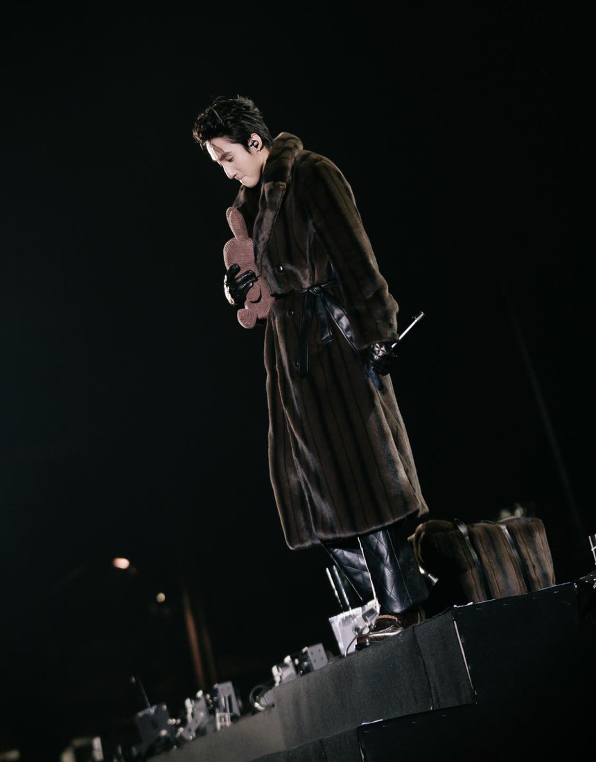 Anh em Sơn Tùng - MONO lần đầu diễn chung show âm nhạc: Người làm cao bồi 'mát mẻ', người hóa 'cậu bé mùa đông' - Ảnh 7.