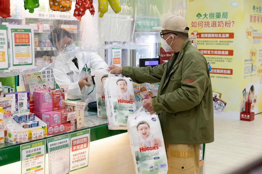 Lan truyền hình ảnh DJ Koo đi mua đồ trẻ em, Từ Hy Viên mang thai lần 3? - Ảnh 4.