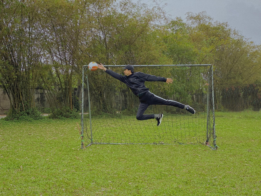 Đen Vâu trổ tài bắt gôn, cầu thủ CLB Hà Nội và CAHN nhanh chóng 'dụ dỗ' rapper chuyển ngành - Ảnh 2.