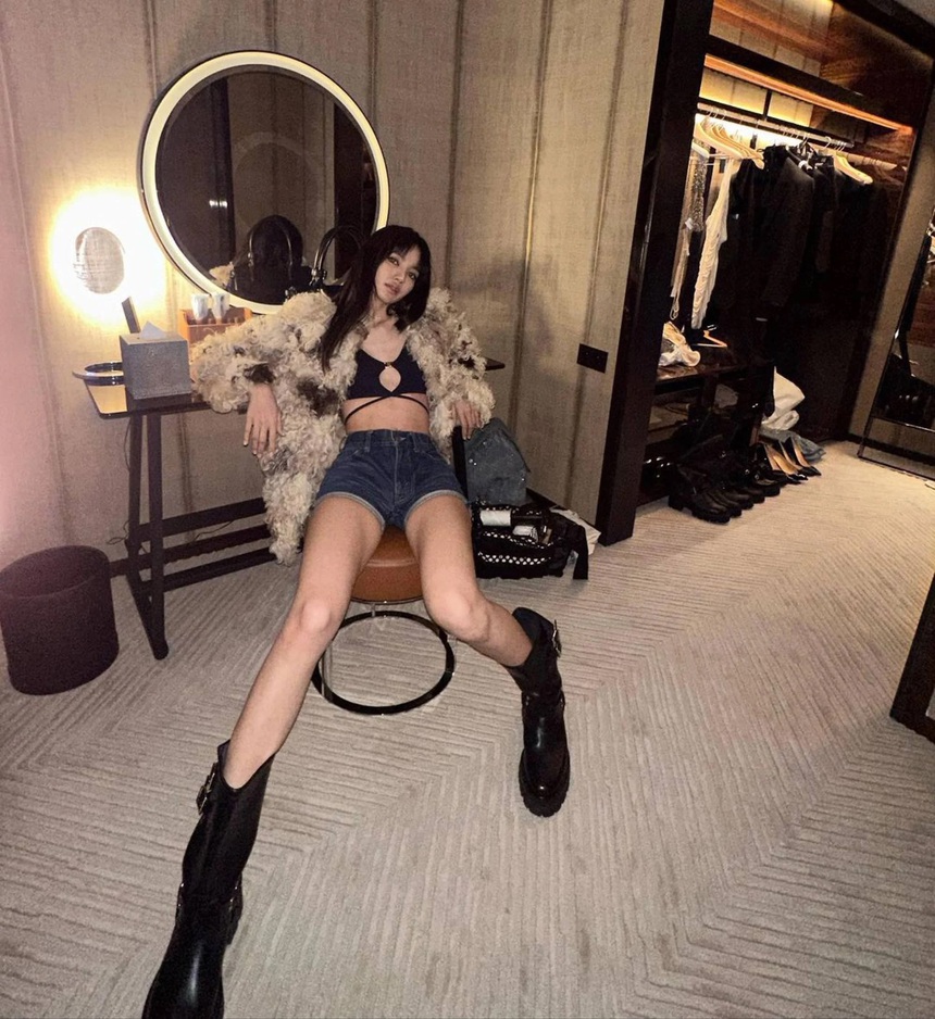 (Bài đăng thứ 7) 12 phong cách sành điệu nhất của Lisa Blackpink từ đầu năm đến nay - Ảnh 16.