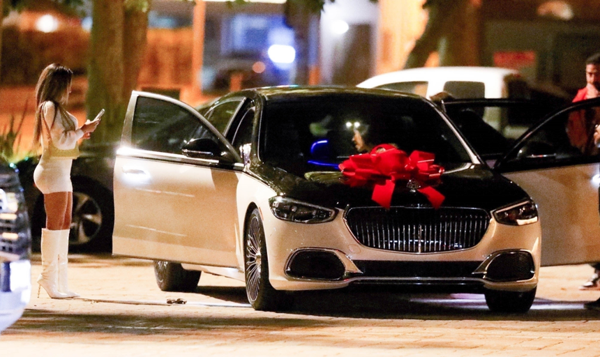 Thi đấu như chơi cũng bỏ túi gần 240 tỷ, Độc cô cầu bại Mayweather rủ bạn gái cũ đi 'vung tiền' - Ảnh 2.