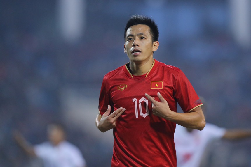 ‘Văn Quyết vô duyên với ông Park, nhưng giờ cơ hội sẽ rộng mở vì HLV Troussier thích đá áp đặt’ - Ảnh 1.