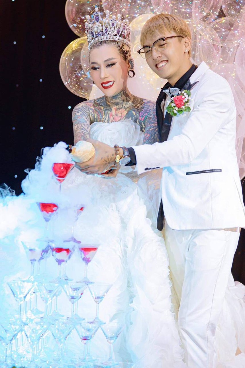 Đám cưới hot nhất nhì mạng xã hội: Cô dâu chuyển giới và chú rể kém 20 tuổi, chốt cưới sau một tháng hẹn hò - Ảnh 2. Đám cưới hot nhất nhì mạng xã hội: Cô dâu chuyển giới và chú rể kém 20 tuổi, chốt cưới sau một tháng hẹn hò - Ảnh 2.