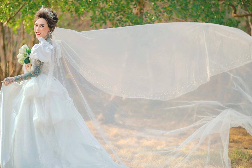 Đám cưới hot nhất nhì mạng xã hội: Cô dâu chuyển giới và chú rể kém 20 tuổi, chốt cưới sau một tháng hẹn hò - Ảnh 5. Đám cưới hot nhất nhì mạng xã hội: Cô dâu chuyển giới và chú rể kém 20 tuổi, chốt cưới sau một tháng hẹn hò - Ảnh 5.