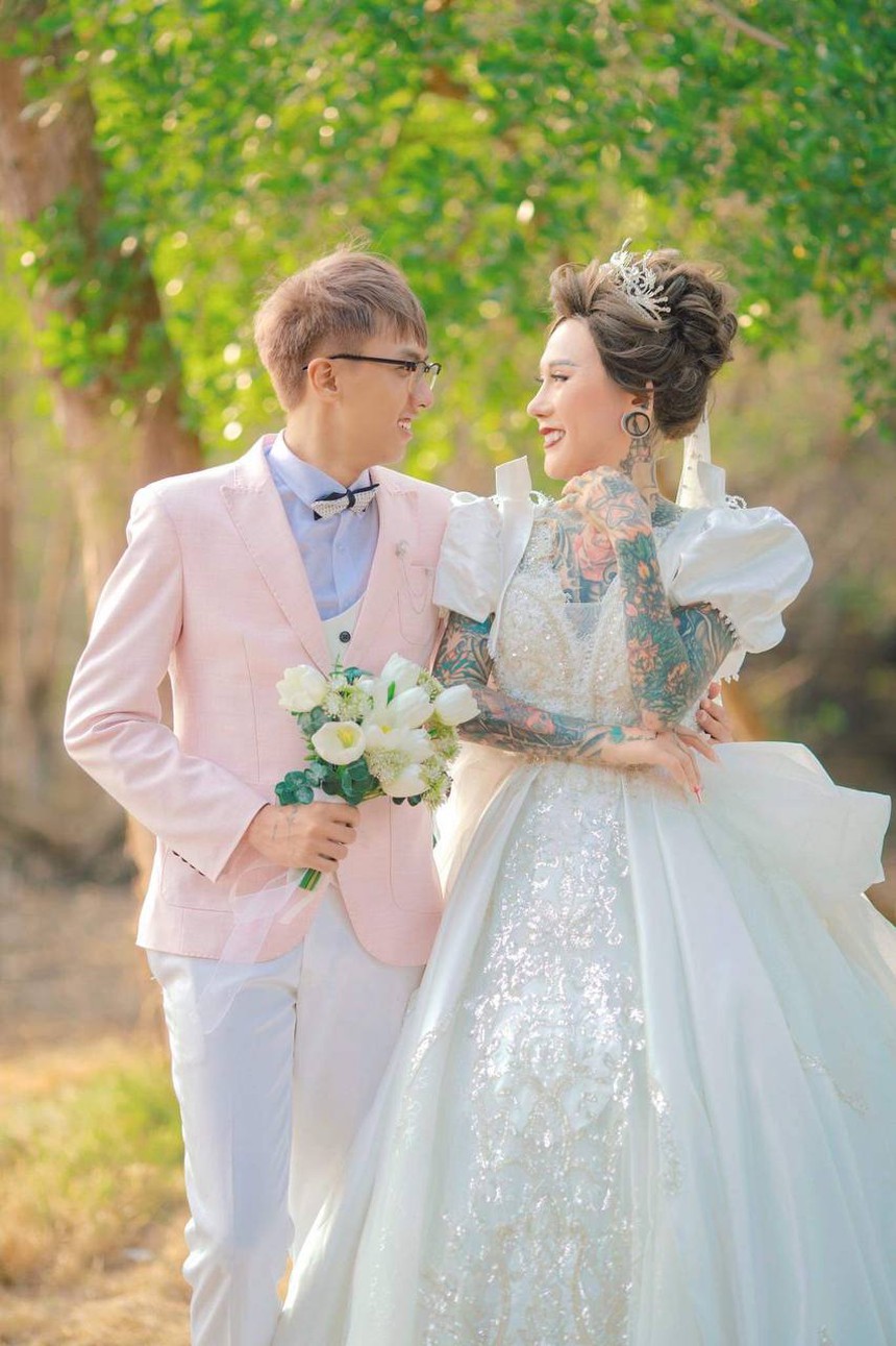 Đám cưới hot nhất nhì mạng xã hội: Cô dâu chuyển giới và chú rể kém 20 tuổi, chốt cưới sau một tháng hẹn hò - Ảnh 4. Đám cưới hot nhất nhì mạng xã hội: Cô dâu chuyển giới và chú rể kém 20 tuổi, chốt cưới sau một tháng hẹn hò - Ảnh 4.