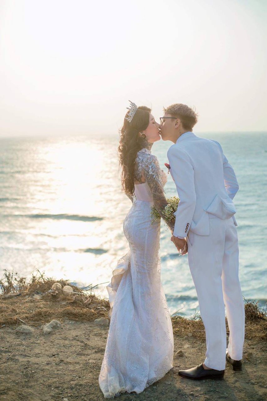 Đám cưới hot nhất nhì mạng xã hội: Cô dâu chuyển giới và chú rể kém 20 tuổi, chốt cưới sau một tháng hẹn hò - Ảnh 7. Đám cưới hot nhất nhì mạng xã hội: Cô dâu chuyển giới và chú rể kém 20 tuổi, chốt cưới sau một tháng hẹn hò - Ảnh 7.