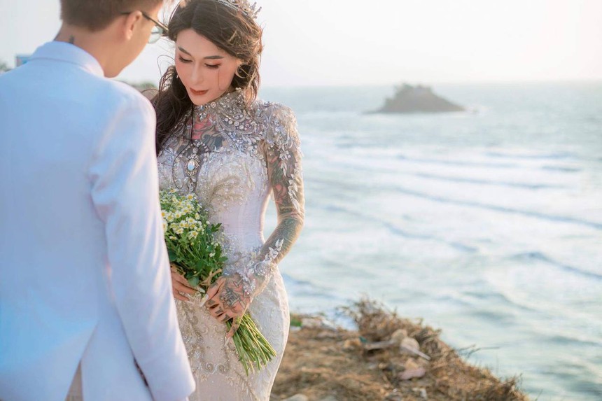 Đám cưới hot nhất nhì mạng xã hội: Cô dâu chuyển giới và chú rể kém 20 tuổi, chốt cưới sau một tháng hẹn hò - Ảnh 8. Đám cưới hot nhất nhì mạng xã hội: Cô dâu chuyển giới và chú rể kém 20 tuổi, chốt cưới sau một tháng hẹn hò - Ảnh 8.