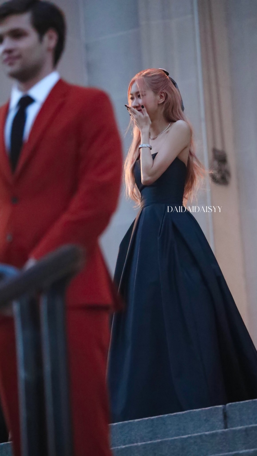 Rosé Blackpink khiến fan mê mẩn với vẻ ngoài như công chúa tại sự kiện mới - Ảnh 3.