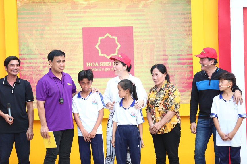 MC Quyền Linh bật khóc: "Tôi phải sống trong nhà mái dột, trời mưa phải hứng nước" - Ảnh 2.