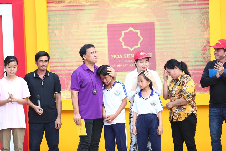 MC Quyền Linh bật khóc: "Tôi phải sống trong nhà mái dột, trời mưa phải hứng nước" - Ảnh 3.