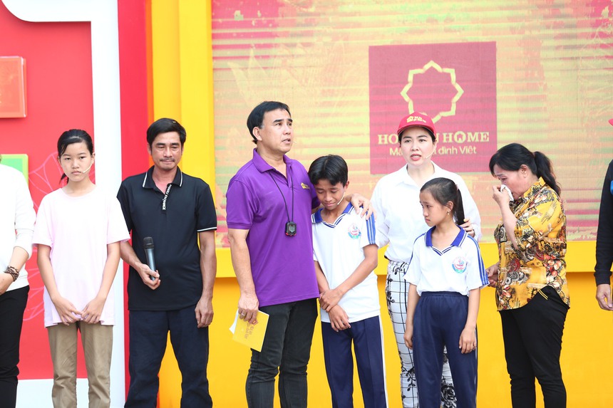 MC Quyền Linh bật khóc: "Tôi phải sống trong nhà mái dột, trời mưa phải hứng nước" - Ảnh 1.