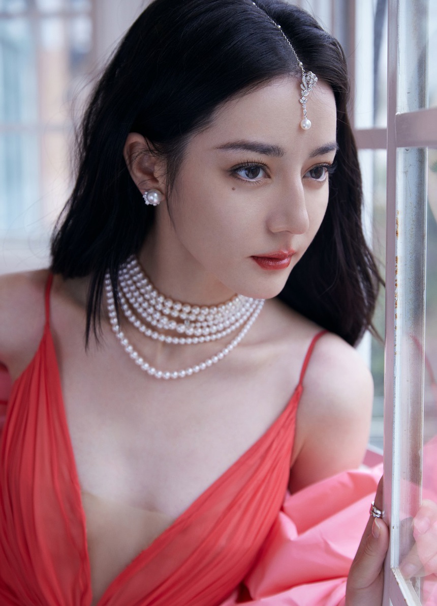 Địch Lệ Nhiệt Ba lộ ảnh năm 15 tuổi: Nhan sắc khác lạ gây bất ngờ! - Ảnh 6. Địch Lệ Nhiệt Ba lộ ảnh năm 15 tuổi: Nhan sắc khác lạ gây bất ngờ! - Ảnh 6.