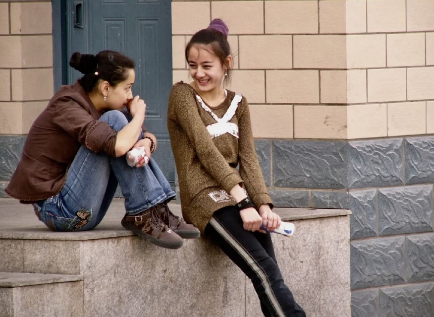 Địch Lệ Nhiệt Ba lộ ảnh năm 15 tuổi: Nhan sắc khác lạ gây bất ngờ! - Ảnh 2. Địch Lệ Nhiệt Ba lộ ảnh năm 15 tuổi: Nhan sắc khác lạ gây bất ngờ! - Ảnh 2.