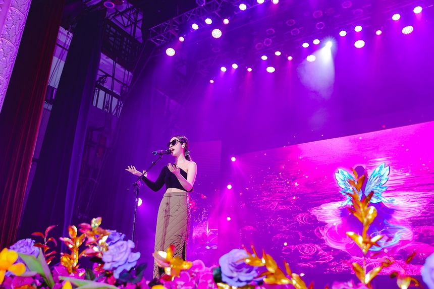 Myra Trần, Đinh Mạnh Ninh, Amee... và dàn nghệ sĩ khẩn trương tổng duyệt cho đêm trao giải Cống Hiến 2023 - Ảnh 4.