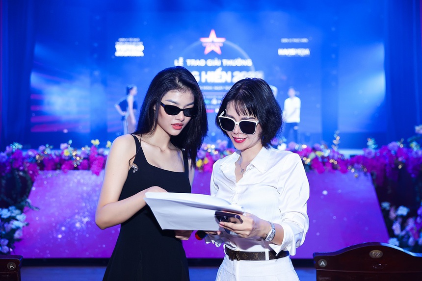 Myra Trần, Đinh Mạnh Ninh, Amee... và dàn nghệ sĩ khẩn trương tổng duyệt cho đêm trao giải Cống Hiến 2023 - Ảnh 1.