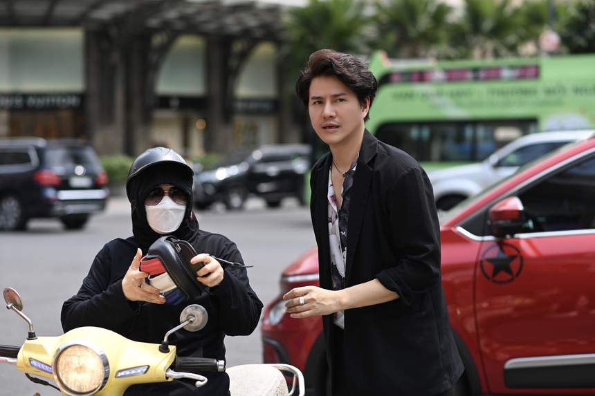 MC Vũ Mạnh Cường đi xe ôm để kịp giờ tổng duyệt Lễ trao giải Cống hiến 2023 - Ảnh 2.