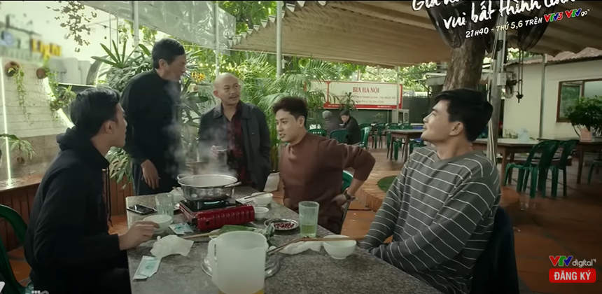 'Gia đình mình vui bất thình lình' tập 7: Trận cầu kịch tính giữa 2 gia tộc bùng nổ - Ảnh 1.