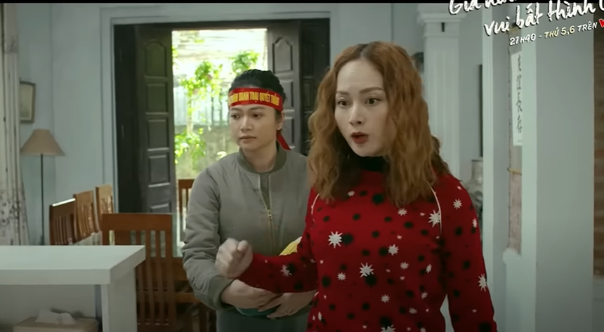 'Gia đình mình vui bất thình lình' tập 7: Trận cầu kịch tính giữa 2 gia tộc bùng nổ - Ảnh 4.