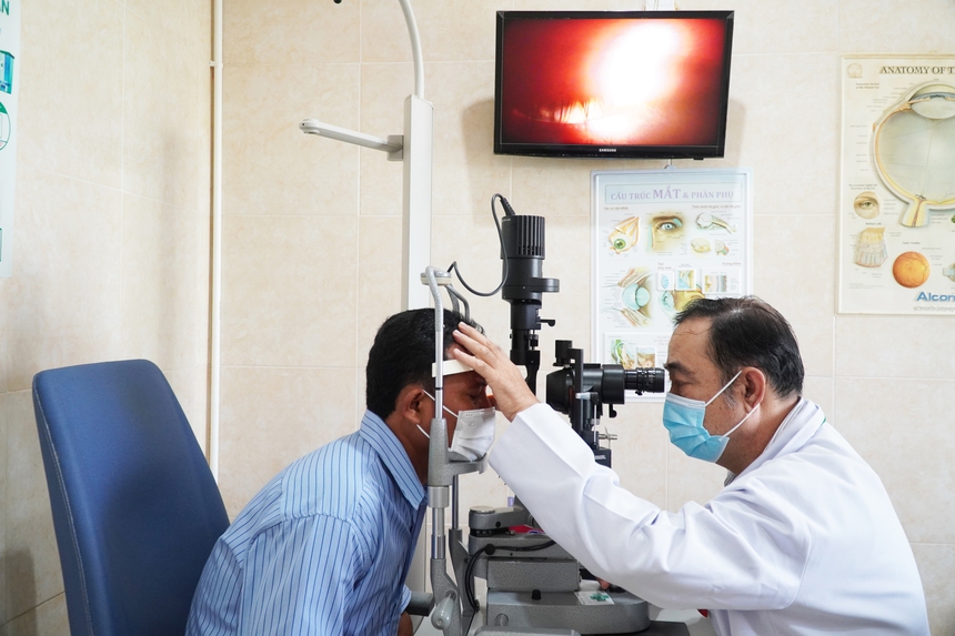 Hy hữu, một anh nong dân nhỏ nhầm dầu gió khi bị lá cỏ quẹt tổn thương mắt - Ảnh 1.