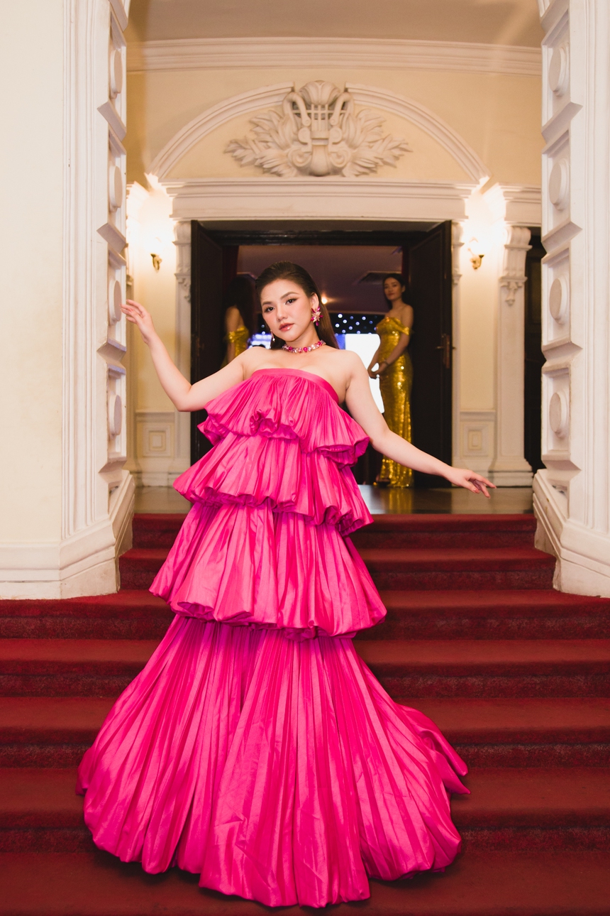 Tóc Tiên diện 'cây vàng' chiếm spotlight, Khổng Tú Quỳnh 'đại chiến' dàn hậu đình đám và Vũ. điển trai đổ bộ thảm đỏ hot nhất ngày - Ảnh 14. Tóc Tiên diện 'cây vàng' chiếm spotlight, Khổng Tú Quỳnh 'đại chiến' dàn hậu đình đám và Vũ. điển trai đổ bộ thảm đỏ hot nhất ngày - Ảnh 14.