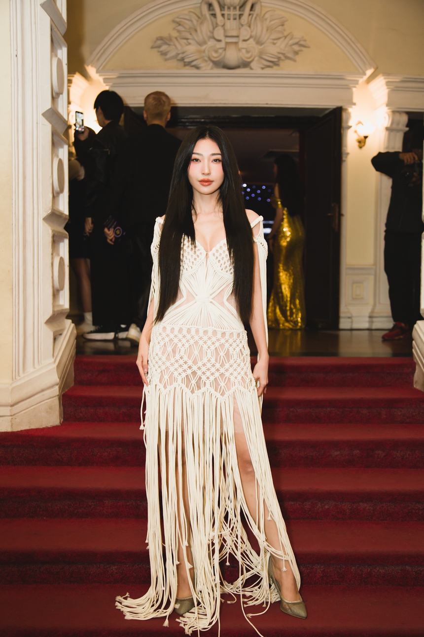 Tóc Tiên diện 'cây vàng' chiếm spotlight, Khổng Tú Quỳnh 'đại chiến' dàn hậu đình đám và Vũ. điển trai đổ bộ thảm đỏ hot nhất ngày - Ảnh 3. Tóc Tiên diện 'cây vàng' chiếm spotlight, Khổng Tú Quỳnh 'đại chiến' dàn hậu đình đám và Vũ. điển trai đổ bộ thảm đỏ hot nhất ngày - Ảnh 3.