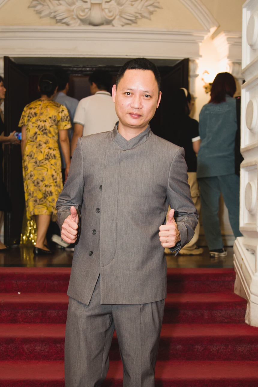 Tóc Tiên diện 'cây vàng' chiếm spotlight, Khổng Tú Quỳnh 'đại chiến' dàn hậu đình đám và Vũ. điển trai đổ bộ thảm đỏ hot nhất ngày - Ảnh 11. Tóc Tiên diện 'cây vàng' chiếm spotlight, Khổng Tú Quỳnh 'đại chiến' dàn hậu đình đám và Vũ. điển trai đổ bộ thảm đỏ hot nhất ngày - Ảnh 11.