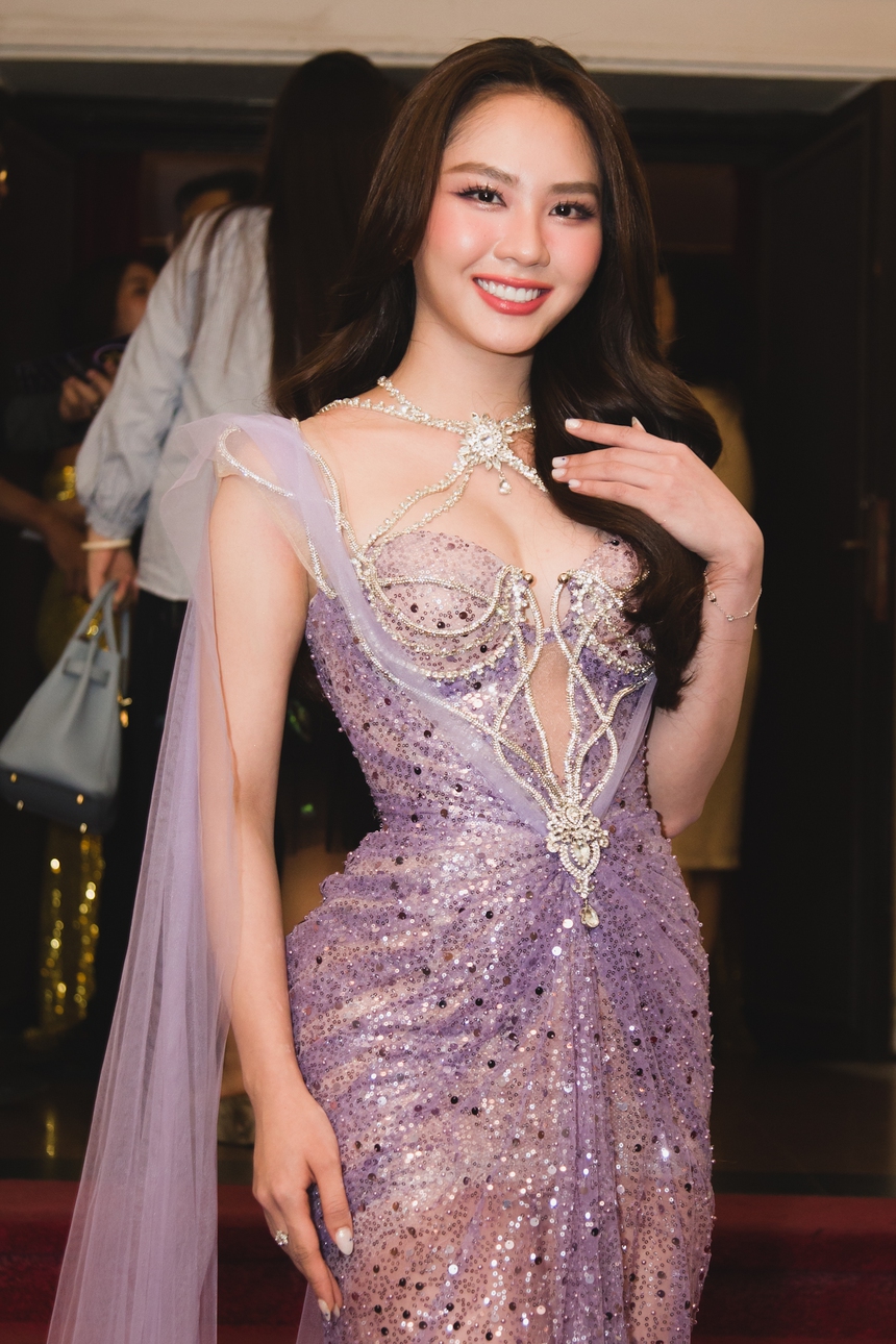 Tóc Tiên diện 'cây vàng' chiếm spotlight, Khổng Tú Quỳnh 'đại chiến' dàn hậu đình đám và Vũ. điển trai đổ bộ thảm đỏ hot nhất ngày - Ảnh 5. Tóc Tiên diện 'cây vàng' chiếm spotlight, Khổng Tú Quỳnh 'đại chiến' dàn hậu đình đám và Vũ. điển trai đổ bộ thảm đỏ hot nhất ngày - Ảnh 5.