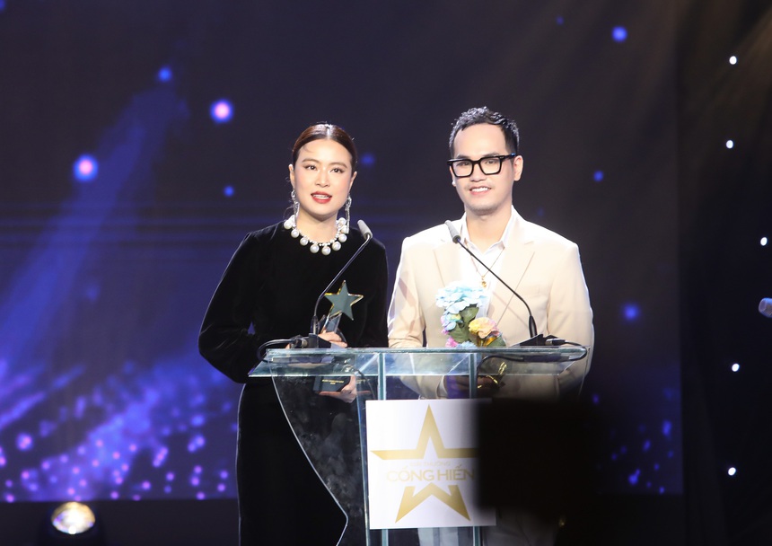 Hoàng Thùy Linh ngập ngừng khi nhắc đến Đen Vâu, gọi đàng trai là 'bạn Đen' trên sân khấu nhận giải - Ảnh 7. Hoàng Thùy Linh ngập ngừng khi nhắc đến Đen Vâu, gọi đàng trai là 'bạn Đen' trên sân khấu nhận giải - Ảnh 7.