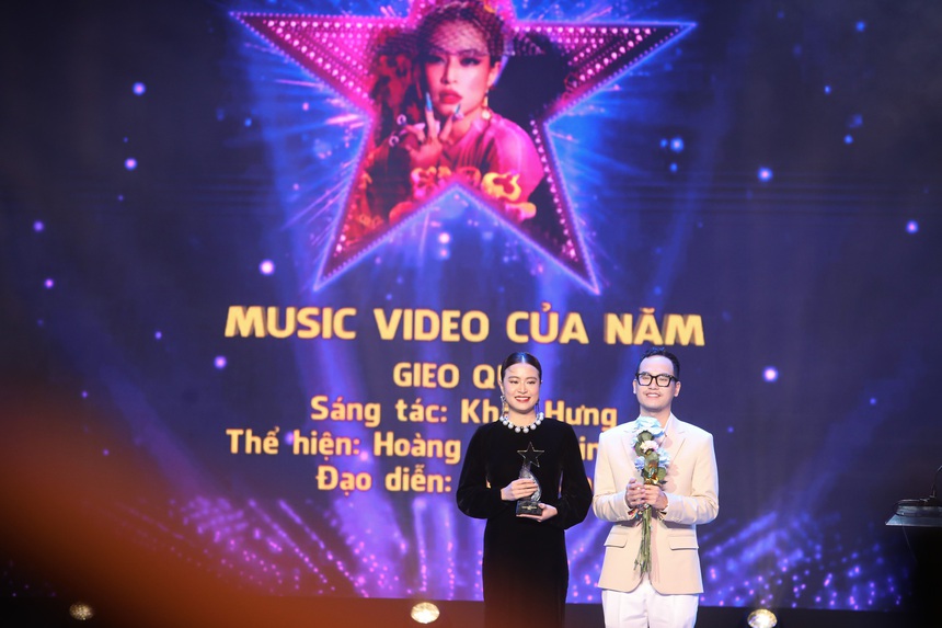 Hoàng Thùy Linh ngập ngừng khi nhắc đến Đen Vâu, gọi đàng trai là 'bạn Đen' trên sân khấu nhận giải - Ảnh 6. Hoàng Thùy Linh ngập ngừng khi nhắc đến Đen Vâu, gọi đàng trai là 'bạn Đen' trên sân khấu nhận giải - Ảnh 6.