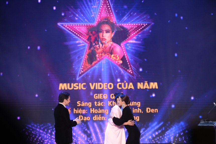 Hoàng Thùy Linh ngập ngừng khi nhắc đến Đen Vâu, gọi đàng trai là 'bạn Đen' trên sân khấu nhận giải - Ảnh 4. Hoàng Thùy Linh ngập ngừng khi nhắc đến Đen Vâu, gọi đàng trai là 'bạn Đen' trên sân khấu nhận giải - Ảnh 4.