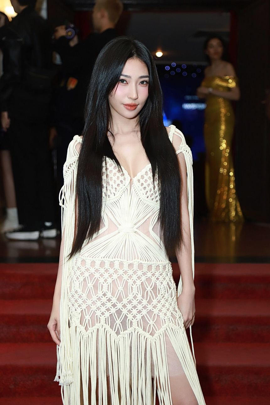 Thảm đỏ lễ trao giải Cống hiến 2023: Dàn Hoa - Á hậu đình đám hội ngộ, Công Vinh xuất hiện lẻ bóng thiếu vắng Thủy Tiên - Ảnh 12. Thảm đỏ lễ trao giải Cống hiến 2023: Dàn Hoa - Á hậu đình đám hội ngộ, Công Vinh xuất hiện lẻ bóng thiếu vắng Thủy Tiên - Ảnh 12.