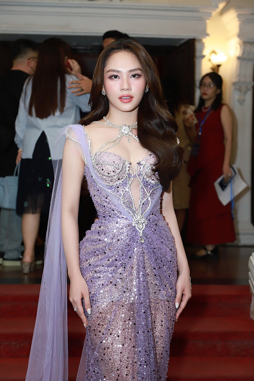 Thảm đỏ lễ trao giải Cống hiến 2023: Dàn Hoa - Á hậu đình đám hội ngộ, Công Vinh xuất hiện lẻ bóng thiếu vắng Thủy Tiên - Ảnh 10. Thảm đỏ lễ trao giải Cống hiến 2023: Dàn Hoa - Á hậu đình đám hội ngộ, Công Vinh xuất hiện lẻ bóng thiếu vắng Thủy Tiên - Ảnh 10.