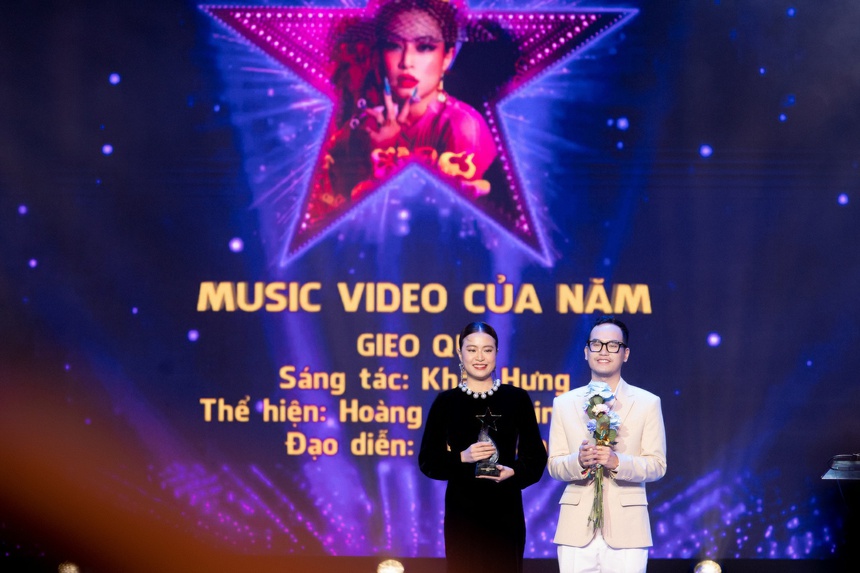 Cống hiến 2023: Hoàng Thùy Linh bật khóc ôm chầm Tóc Tiên khi 'đại thắng', Mỹ Tâm - MONO đều có giải mang về - Ảnh 4.