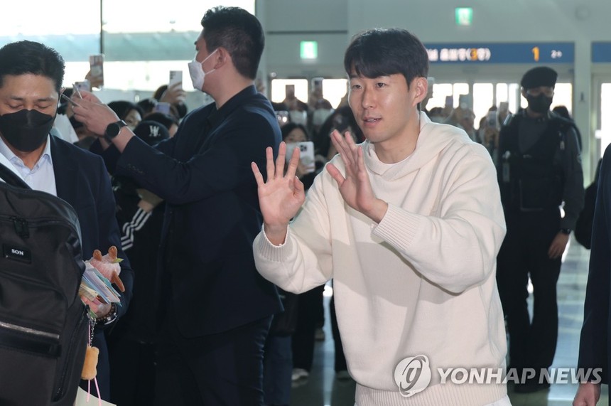 Lần đầu lộ diện sau ồn ào cạch mặt đồng đội thân thiết, 'Oppa' Son Heung-min gượng cười gương mặt có nét đượm buồn - Ảnh 4.