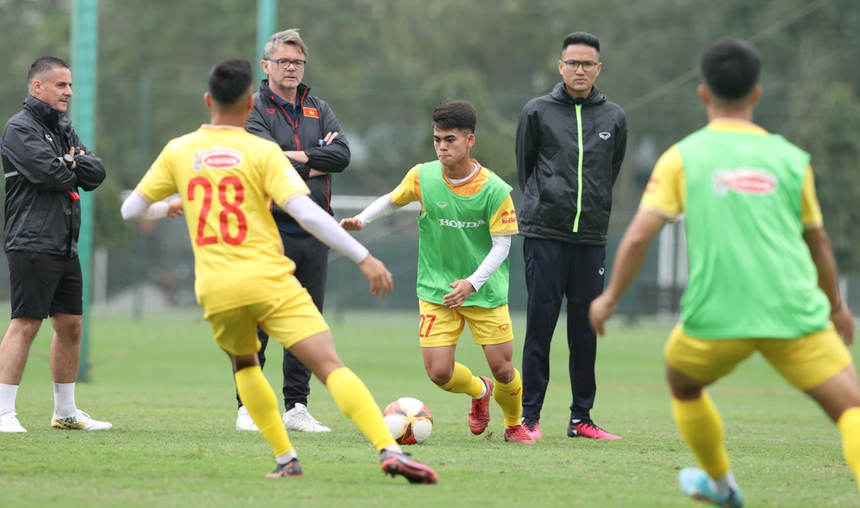 HLV Trần Công Minh: “Đừng so sánh, tạo áp lực cho cầu thủ trẻ” - Ảnh 1. HLV Trần Công Minh: “Đừng so sánh, tạo áp lực cho cầu thủ trẻ” - Ảnh 1.