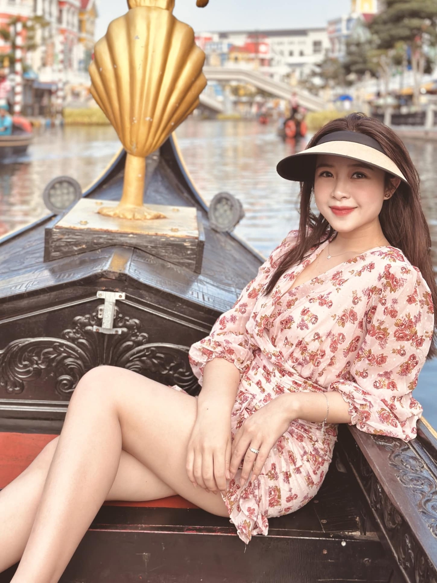 Vợ đăng ảnh xinh xắn, Phan Văn Đức phớt lờ, đi khen 'buồng chuối' - Ảnh 4.