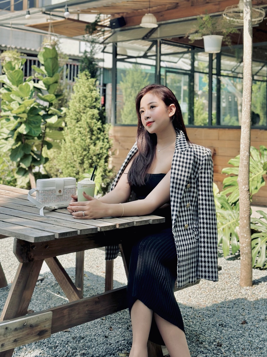 Vợ đăng ảnh xinh xắn, Phan Văn Đức phớt lờ, đi khen 'buồng chuối' - Ảnh 5.