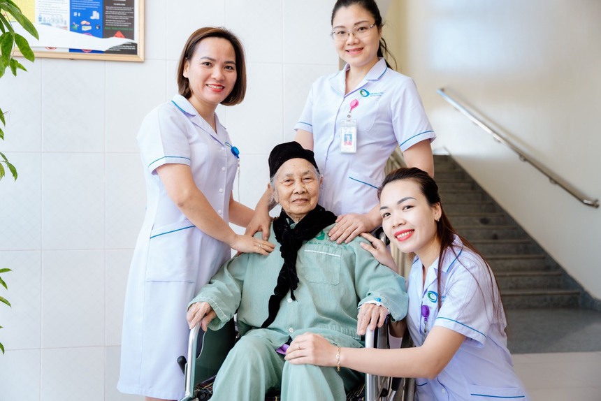 Nữ điều dưỡng mắc ung thư phổi giai đoạn cuối: "Thay vì ủ rũ tôi coi ung thư là cơ hội để tôi có thể sửa sai với chính bản thân" - Ảnh 1.