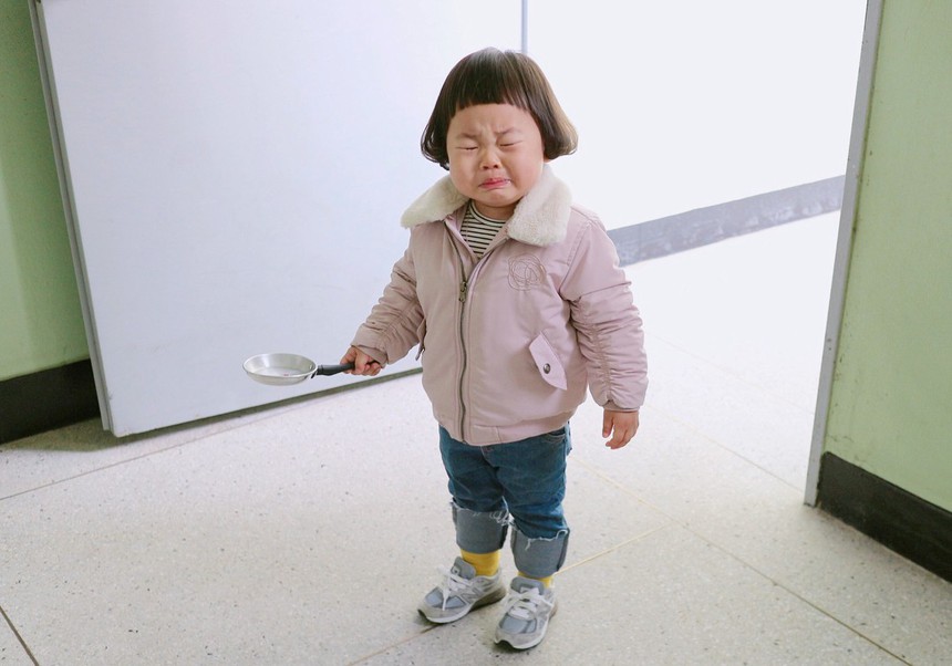 Chứng kiến con ăn vạ, bà xã Justatee có cách hành xử "lạ" khiến ai cũng phải tán dương - Ảnh 3.