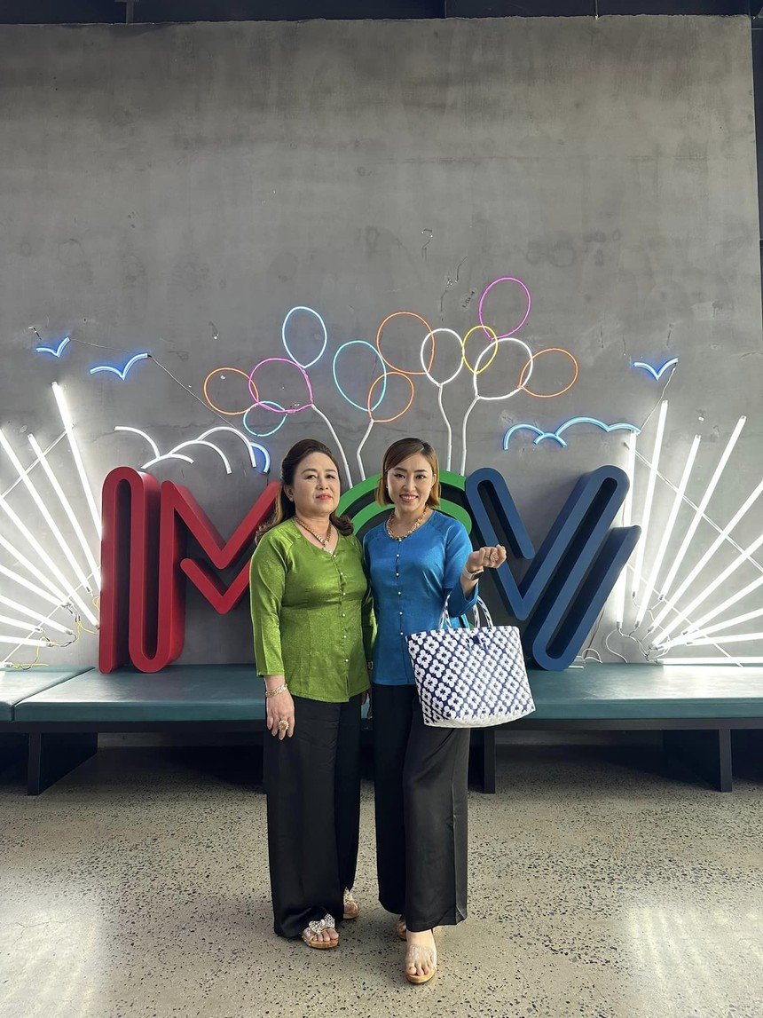 Cô chủ tiệm bánh tráng "chờ" 19 năm để cưới bạn học, 31 tuổi tự sắm 11 cây vàng, tậu nhà báo ơn mẹ chồng - Ảnh 2.